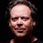 jurnalistul charlie ottley realizatorul documentarelor wild carpathia si flavours of romania se plange de lipsa curentului electric intr o zona montana din tara noastra 68e15b42dc95e