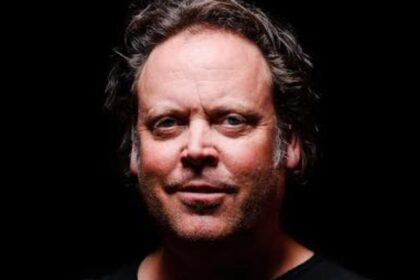 jurnalistul charlie ottley realizatorul documentarelor wild carpathia si flavours of romania se plange de lipsa curentului electric intr o zona montana din tara noastra 68e15b42dc95e