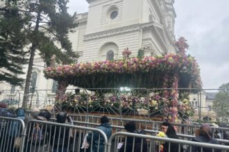 live text ploaia s a oprit pelerinii continua sa vina la sfanta parascheva peste 45 000 au ajuns deja la racla 68e8a545c0c1b