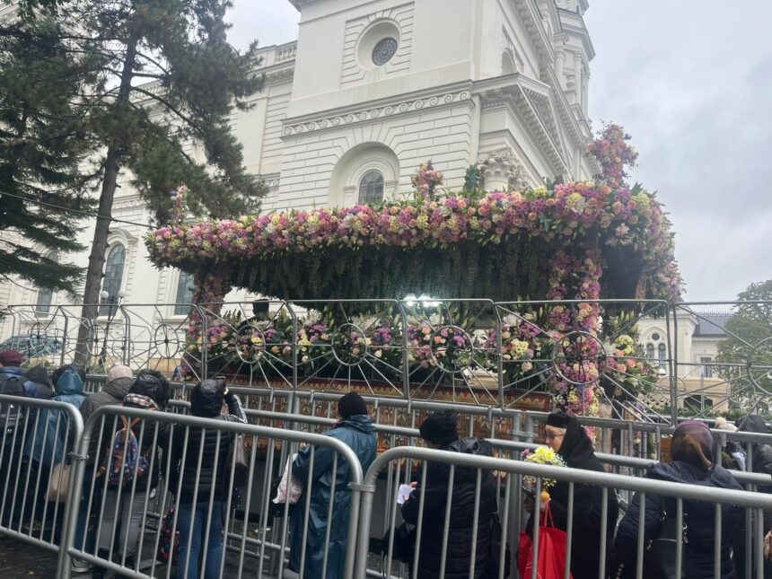 live text ploaia s a oprit pelerinii continua sa vina la sfanta parascheva peste 45 000 au ajuns deja la racla 68e8a545c0c1b