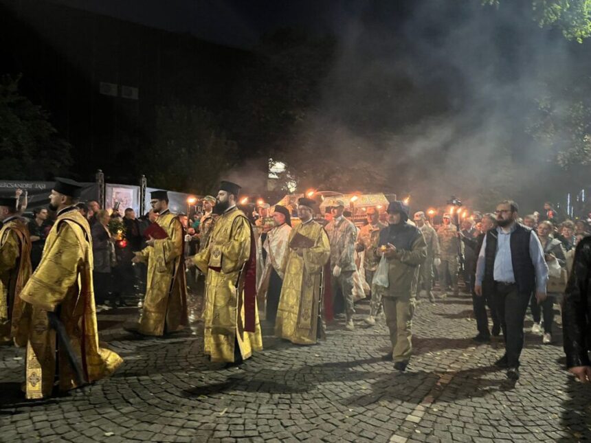 moastele sfintei parascheva si ale sfantului grigorie palama purtate in procesiune prin centrul iasului in aceasta seara 68eb9caa75634