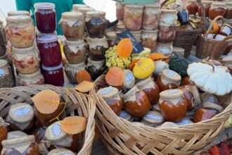 momente inedite de la zilele recoltei eveniment organizat de usv iasi daca gusti o caisa te intorci pentru un moment cu 30 de ani in urma 68e3e4e2ae767