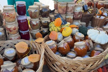 momente inedite de la zilele recoltei eveniment organizat de usv iasi daca gusti o caisa te intorci pentru un moment cu 30 de ani in urma 68e3e4e2ae767