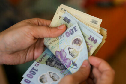 o contabila de la doua scoli din judet a ciupit cate 3 sau 5 lei din banii elevilor si profesorilor pana si a dublat leafa 68eb090687b3c