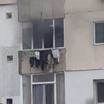o ieseanca si a incendiat locuinta si a asteptat pompierii la geam 68e65c4244fda