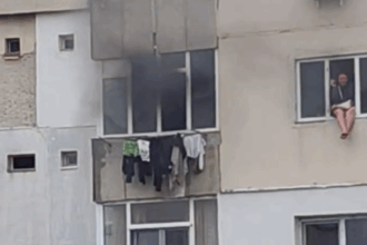 o ieseanca si a incendiat locuinta si a asteptat pompierii la geam 68e65c4244fda