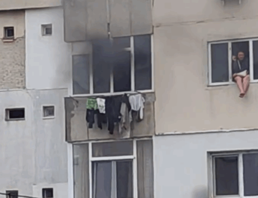 o ieseanca si a incendiat locuinta si a asteptat pompierii la geam 68e65c4244fda