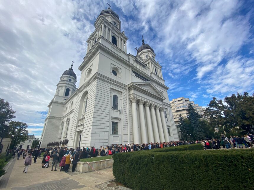 opt persoane venite la pelerinajul de la sfanta parascheva au avut nevoie de ajutor medical in ultimele 24 de ore doua femei transportate la spital 68ea399ada669