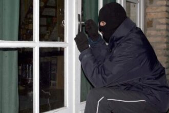 pagubitul si a prins singur hotul care i a spart casa din horpaz ii furase printre altele damigeana cu visinata si carnea din frigider 69016ef030832