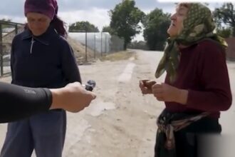 pensionarele de la tara rad cu lacrimi de nicusor si bolojan scene savuroase cum ii imita pe cei doi din fruntea statului 68e914363993f