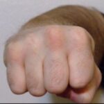 profesor de 72 de ani batut in timpul orei de un elev la targoviste dascalul a ajuns la spital 68e9363291e6e