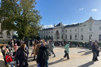 randul credinciosilor veniti la pelerinajul sfintei parascheva a atins aproape 4 kilometri peste 100 000 au trecut pe la racla 68ec5a925abfa