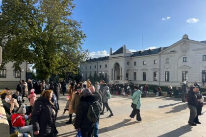 randul credinciosilor veniti la pelerinajul sfintei parascheva a atins aproape 4 kilometri peste 100 000 au trecut pe la racla 68ec5a925abfa