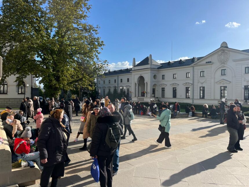 randul credinciosilor veniti la pelerinajul sfintei parascheva a atins aproape 4 kilometri peste 100 000 au trecut pe la racla 68ec5a925abfa