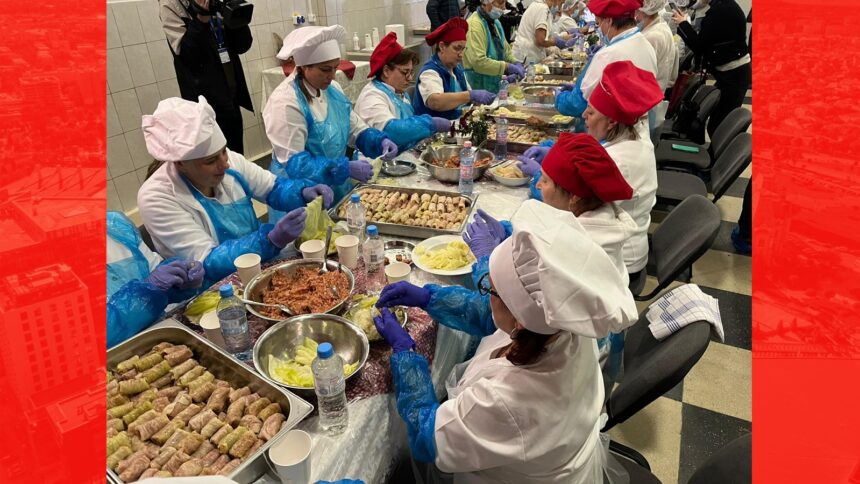 reportaj din imparatia sarmalelor am fost sa vedem cum se fac cele 60 000 de sarmale pentru pelerinii sfintei care este reteta foto 68eda15b4cda7