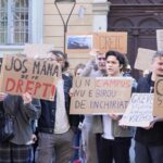 revolta de amploare printre studentii din cluj tinerii nemultumiti de conditiile din campus au iesit in strada 68e9fc4b90ee1