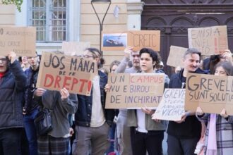 revolta de amploare printre studentii din cluj tinerii nemultumiti de conditiile din campus au iesit in strada 68e9fc4b90ee1