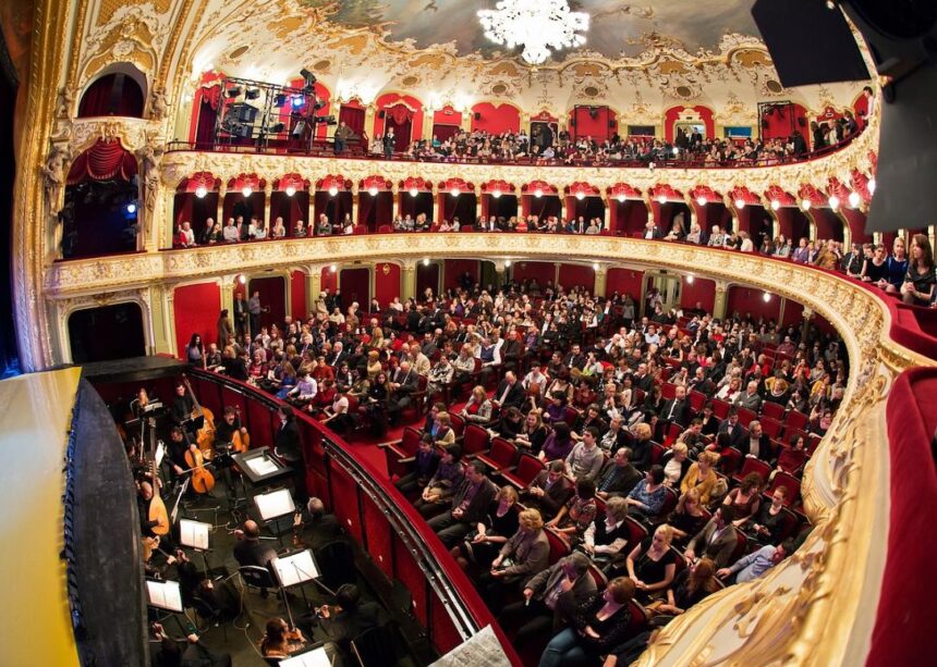 se pot cumpara bilete la spectacolul aniversar al operei iasi 68ee1c8375faf