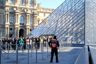 spargerea de la louvru 5 noi arestari inclusiv un suspect principal 690336771402e