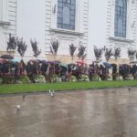 sute de pelerini asteapta in curtea mitropoliei pentru a se inchina la moastele sfintei parascheva 68e386134a850