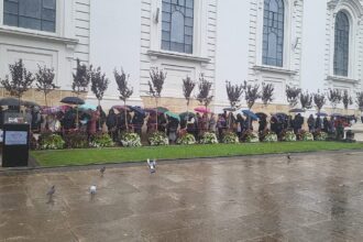 sute de pelerini asteapta in curtea mitropoliei pentru a se inchina la moastele sfintei parascheva 68e386134a850