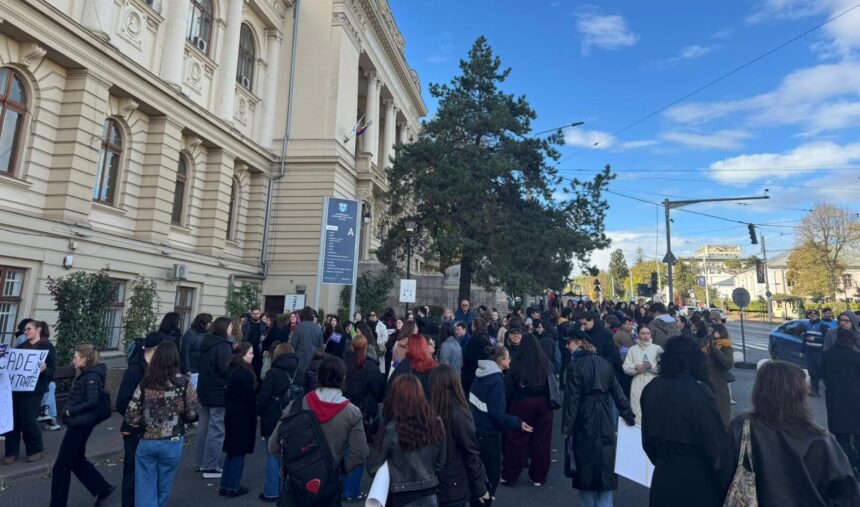 sute de persoane au iesit azi in strada in copou la marsul impreuna pentru siguranta femeilor 68f4de338b0fb