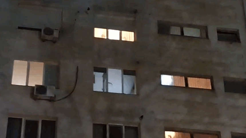 tentativa de sinucidere la iasi in alexandru cel bun un barbat s a baricadat in casa a dat drumul la gaz si a amenintat ca se arunca in aer 69024feb74662