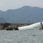 tragedie pe aeroportul din hong kong un avion cargo a lovit un vehicul si s a prabusit in mare doi oameni au murit 68f5d9bace35f