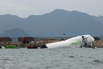 tragedie pe aeroportul din hong kong un avion cargo a lovit un vehicul si s a prabusit in mare doi oameni au murit 68f5d9bace35f