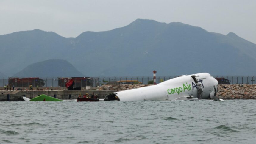tragedie pe aeroportul din hong kong un avion cargo a lovit un vehicul si s a prabusit in mare doi oameni au murit 68f5d9bace35f