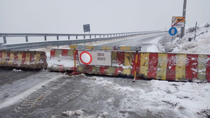 transalpina inchisa intre ranca si obarsia lotrului din cauza vremii nefavorabile judetul gorj sub cod portocaliu de ninsori abundente 68de33a994e33