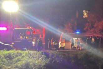 un autoturism a intrat in mai multe autoturisme parcate apoi a plonjat in rau pompierii cauta mai multe victime 68fd16831b0bd