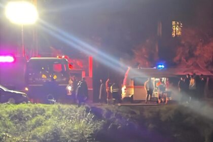 un autoturism a intrat in mai multe autoturisme parcate apoi a plonjat in rau pompierii cauta mai multe victime 68fd16831b0bd