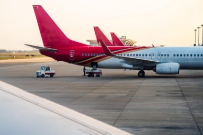 un avion a fost nevoit sa aterizeze de urgenta pe aeroportul otopeni autoritatile au intervenit cu echipaje medicale 68e7e011612c9