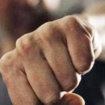 un barbat din bucuresti si a amintit de un conflict mai vechi cu un rival si a mers sa l omoare victima ranita si transportata la spital 68ecf8b481563