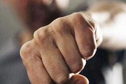 un barbat din bucuresti si a amintit de un conflict mai vechi cu un rival si a mers sa l omoare victima ranita si transportata la spital 68ecf8b481563