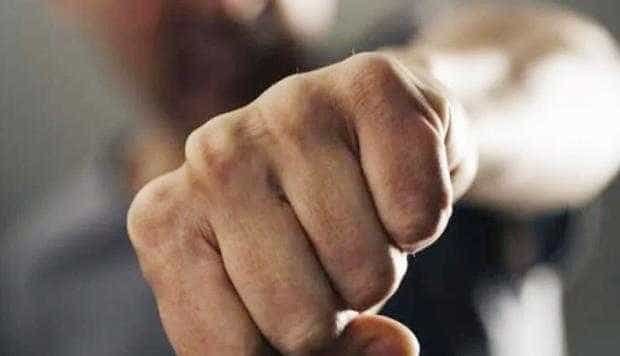 un barbat din bucuresti si a amintit de un conflict mai vechi cu un rival si a mers sa l omoare victima ranita si transportata la spital 68ecf8b481563