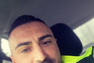 un om printre oameni stefan un politist local a salvat o tanara in timp ce dirija circulatia 68f4885faedc4