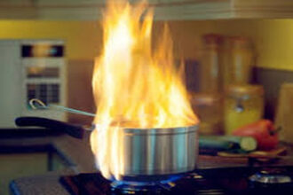 un tanar din iasi la un pas sa arda de viu in apartament dupa ce a incercat sa isi gateasca singur 68f0894044e41