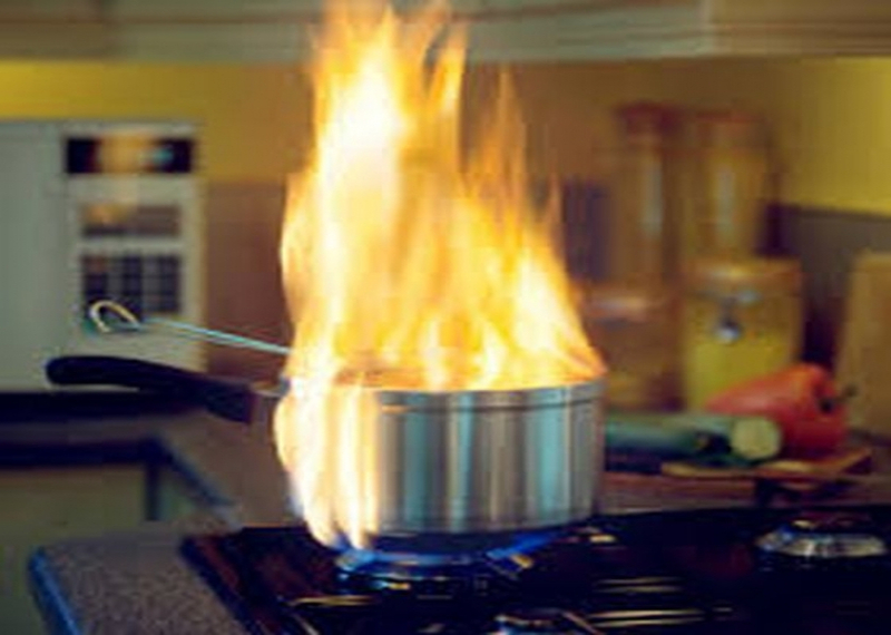 un tanar din iasi la un pas sa arda de viu in apartament dupa ce a incercat sa isi gateasca singur 68f0894044e41