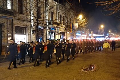 video sute de ieseni au admirat traditionala retragere cu torte din centrul orasului 68fcfbd190bd8