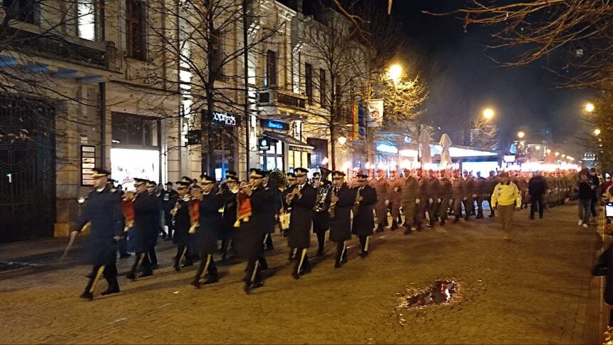 video sute de ieseni au admirat traditionala retragere cu torte din centrul orasului 68fcfbd190bd8