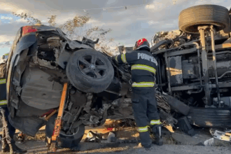 video tragedie la iasi doi morti dupa ce un bmw s a infipt intr un tir 6900d7d0cbe43