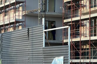 video un barbat de 45 de ani a murit dupa ce a cazut de la etajul 5 al unui bloc aflat in constructie a inceput o ampla ancheta a autoritatilor 690373f2dfa24