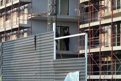 video un barbat de 45 de ani a murit dupa ce a cazut de la etajul 5 al unui bloc aflat in constructie a inceput o ampla ancheta a autoritatilor 690373f2dfa24