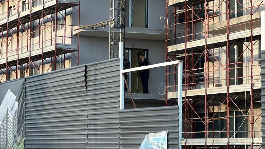 video un barbat de 45 de ani a murit dupa ce a cazut de la etajul 5 al unui bloc aflat in constructie a inceput o ampla ancheta a autoritatilor 690373f2dfa24