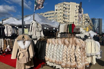 zeci de comercianti expun blanuri si produse de piele in zona halei centrale foto 68ea4ea429378