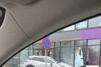 accident grav pe bulevardul independentei manevra imprudenta care putea avea consecinte tragice masina a fost la un pas sa intre in magazine video 69114486cd943