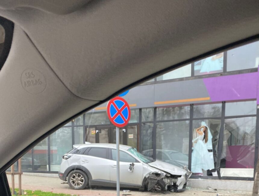accident grav pe bulevardul independentei manevra imprudenta care putea avea consecinte tragice masina a fost la un pas sa intre in magazine video 69114486cd943