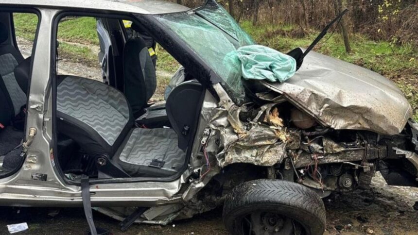 accident in judetul gorj patru persoane au fost ranite dupa ce masina in care se aflau a derapat 692ad43fd8ee2